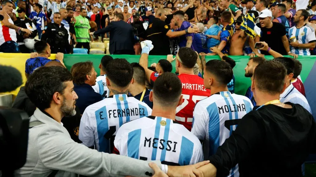 Lionel Messi of Argentina and teammates react as police officers clash with fans prior to a FIFA World Cup 2026 Qualifier match between Brazil and Argentina at Maracana Stadium on November 21, 2023 in Rio de Janeiro, Brazil. The match was delayed due to incidents in the stands.