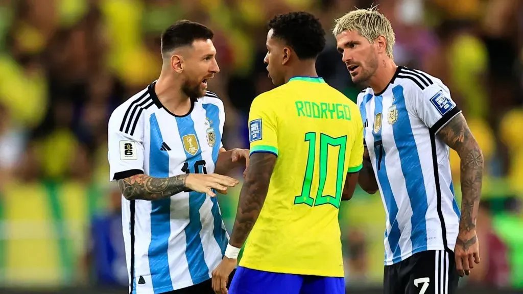 Lionel Messi of Argentina (L) and teammate Rodrigo de Paul talk to Rodrygo of Brazil after the match was delayed due to incidents in the stands during a FIFA World Cup 2026 Qualifier match between Brazil and Argentina at Maracana Stadium on November 21, 2023 in Rio de Janeiro, Brazil.