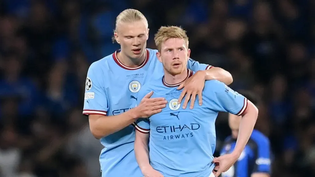 Kevin De Bruyne of Manchester City is embraced by teammate Erling Haaland as he leaves the field after sustaining an injury during the UEFA Champions League 2022/23 final match between FC Internazionale and Manchester City FC at Ataturk Olympic Stadium on June 10, 2023 in Istanbul, Turkey.