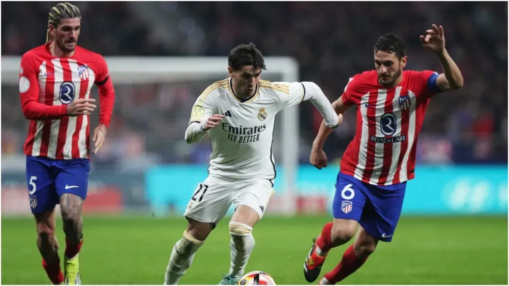 Brahim Diaz of Real Madrid battles for possession with Rodrigo De Paul (L) and Koke of Atletico Madrid (R) – Gonzalo Arroyo Moreno/Getty Images