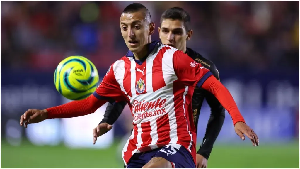 Roberto Alvarado of Chivas fights for the ball ā Simon Barber/Getty Images