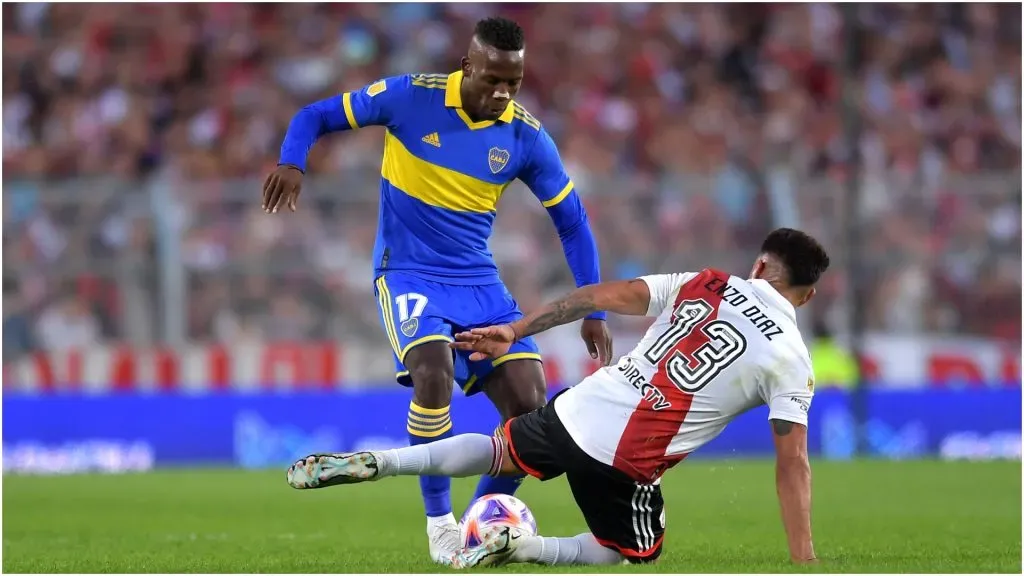 Luis AdvĆncula of Boca Juniors fights for the ball with Enzo DĆaz of River Plate ā Marcelo Endelli/Getty Images