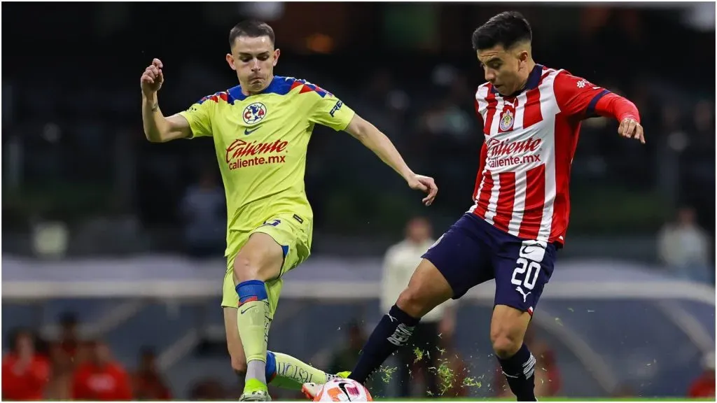 Alvaro Fidalgo (L) of America fights for the ball with Fernando Beltran (R) of Guadalajara โ IMAGO / Agencia-MexSport