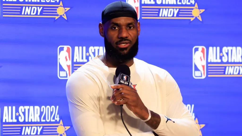 LeBron James gives a conference at the All-Star Weekend.