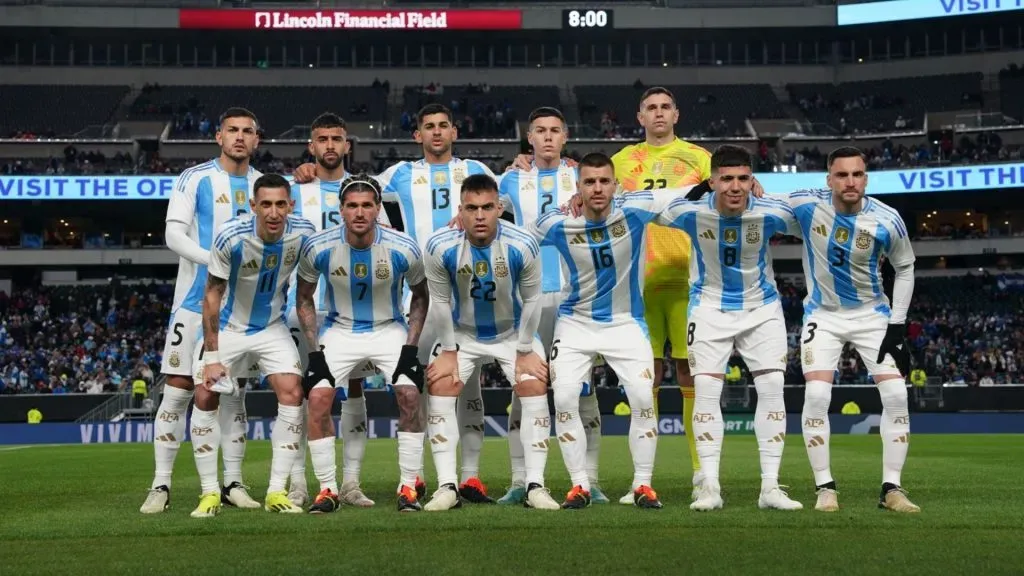 Argentina pose for team picture vs El Salvador
