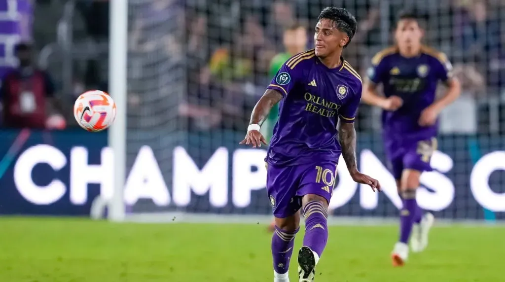 Orlando City forward Facundo Torres (10) passes the ball during the MLS, Fussball Herren, USA soccer match between the Orlando City SC and Cavalry FC on February 27th, 2024 at Inter & Co in Orlando, FL. (Photo by Andrew Bershaw/Icon Sportswire)