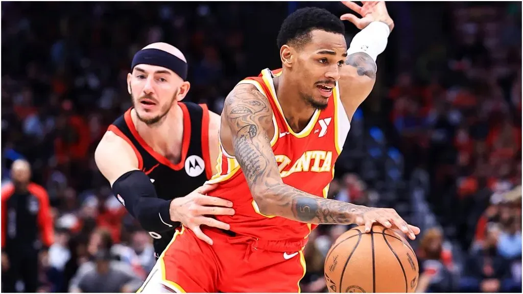 Atlanta Hawks guard Dejounte Murray (R) drives by Chicago Bulls guard Alex Caruso.