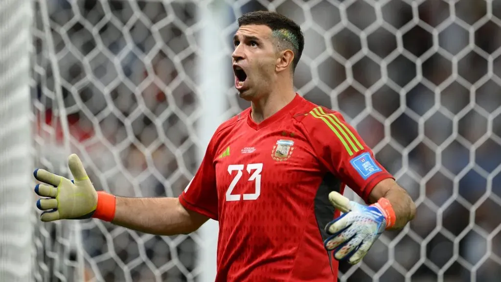 Emiliano Martinez celebrates at Qatar 2022.