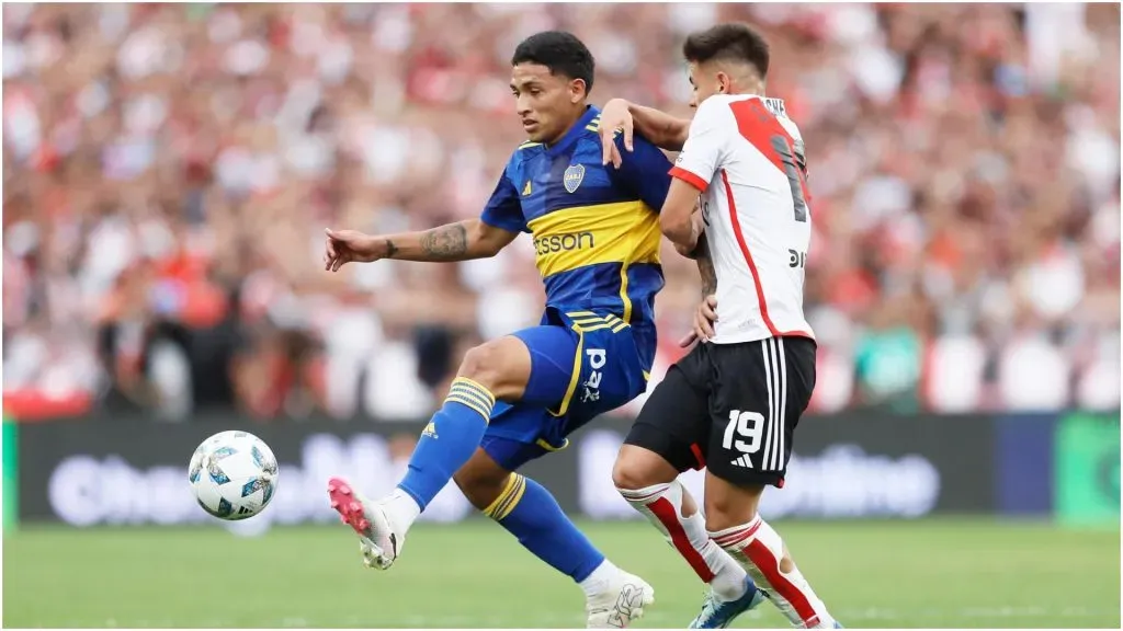 Ezequiel Fernandez of Boca Juniors vs Claudio Echeverri of River Plate – IMAGO / Photogamma
