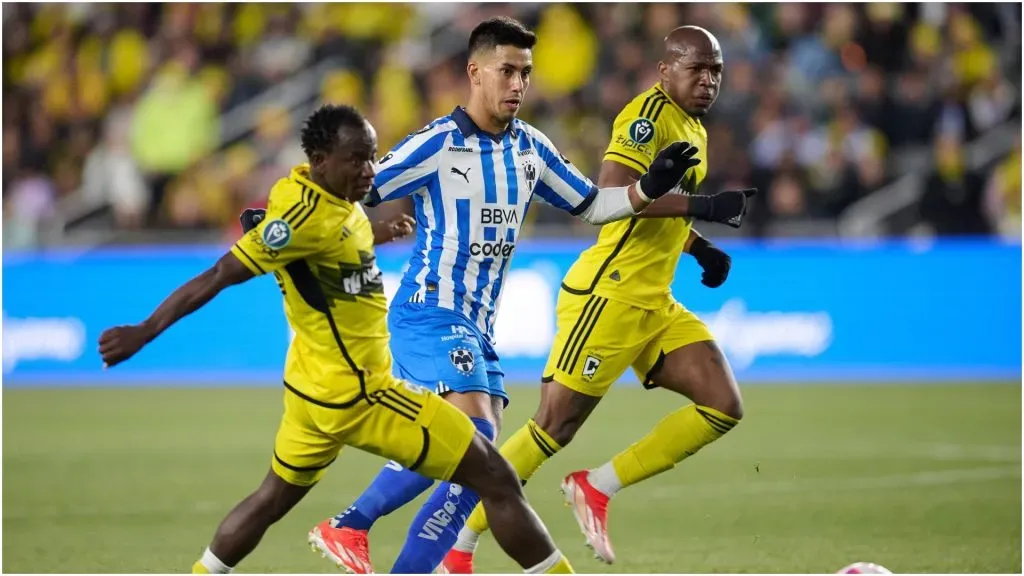 Yaw Yeboah (L) of Columbus, Maximiliano Meza (C) of Monterrey ā IMAGO / Agencia-MexSport