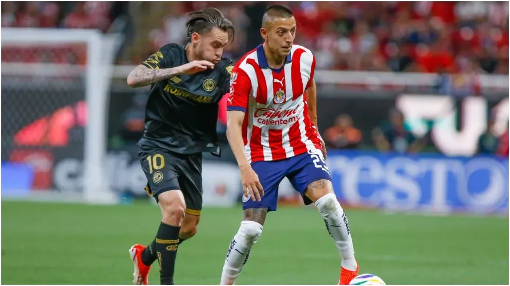 Jesus Angulo (L) of Toluca fights for the ball with Roberto Alvarado (R) of Guadalajara -IMAGO / Agencia MexSport