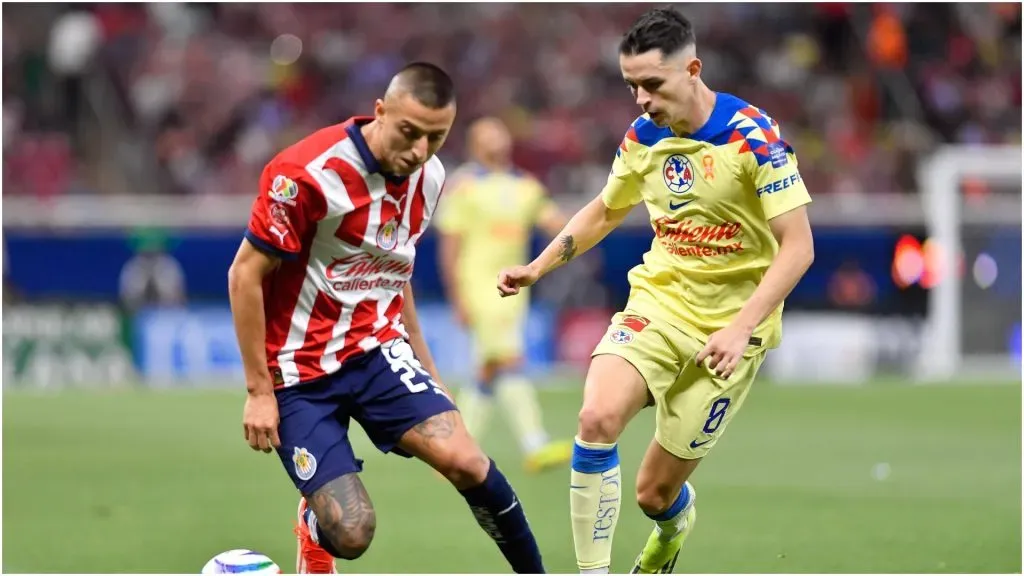 Roberto Alvarado (L) of Guadalajara fights for the ball with Alvaro Fidalgo (R) of America â IMAGO / Agencia-MexSport