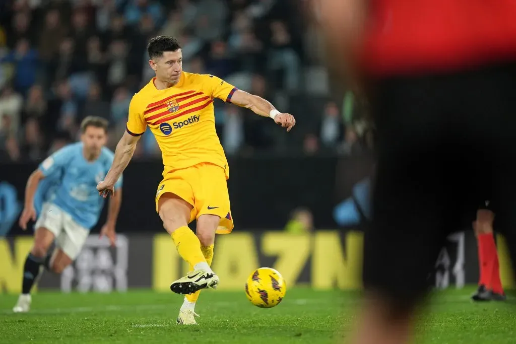 VIGO, SPAIN – FEBRUARY 17: Robert Lewandowski of FC Barcelona scores his team’s second goal during the LaLiga EA Sports match between Celta Vigo and FC Barcelona at Estadio Balaidos on February 17, 2024 in Vigo, Spain. (Photo by Juan Manuel Serrano Arce/Getty Images)