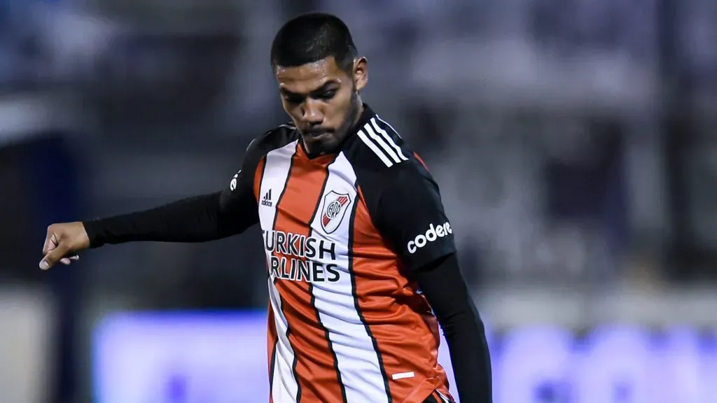 Hector Martinez of River Plate kicks the ball during a match between Gimnasia Esgrima La Plata and River Plate as part of Torneo Liga Profesional 2021 at Estadio Juan Carlos Zerillo on August 22, 2021 in La Plata, Argentina. (Photo by Marcelo Endelli/Getty Images)