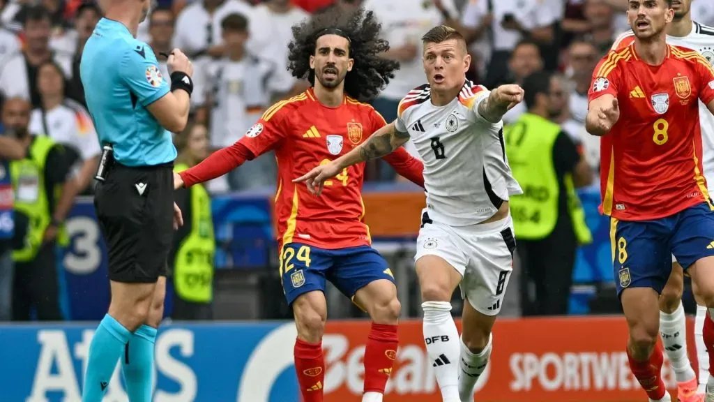 The gestures of Marc Cucurella and Toni Kroos. IMAGO / pepphoto