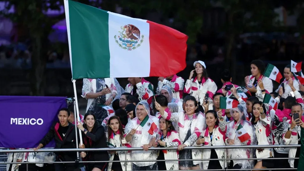 El equipo de México se muestra en un barco en el río Sena durante la ceremonia de apertura de los Juegos Olímpicos de París 2024 el 26 de julio de 2024 en París, Francia. (Foto de: Alex Broadway/Getty Images)