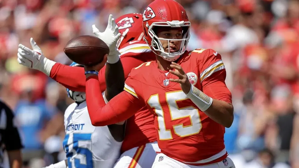 The Mahomes behind-the-back pass (Getty Images)