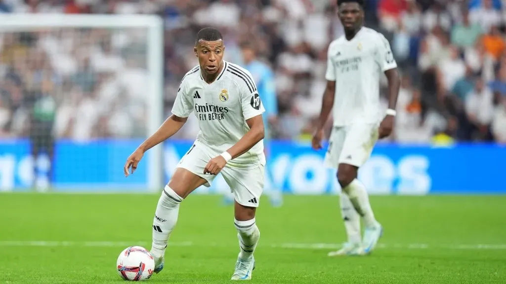 Kylian Mbappe of Real Madrid runs with the ball during the La Liga match between Real Madrid CF and Real Valladolid CF at Estadio Santiago Bernabeu on August 25, 2024 in Madrid, Spain. (Photo by Angel Martinez/Getty Images)