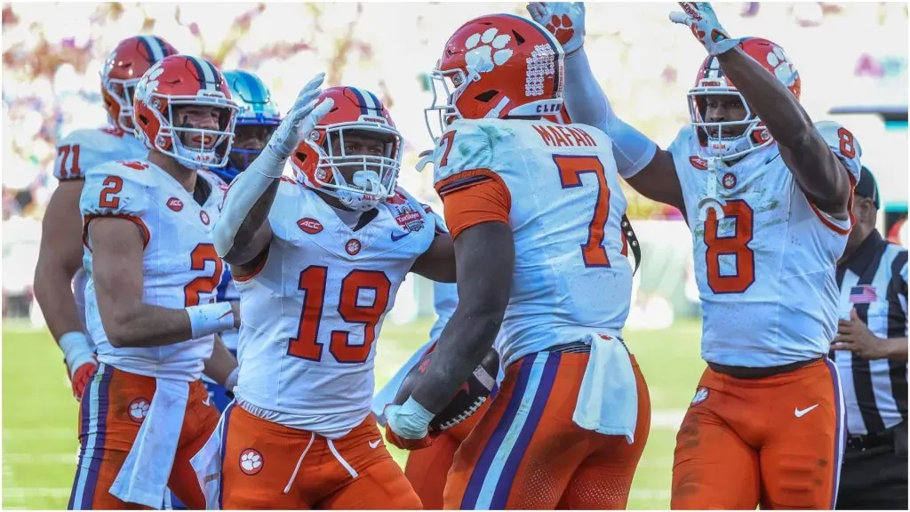 Phil Mafah of Clemson is contratulated by his teammates ā IMAGO / Newscom World