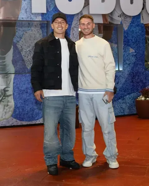 Lisandro Martinez with Liverpool star Alexis Mac Allister / @LisandrMartinez