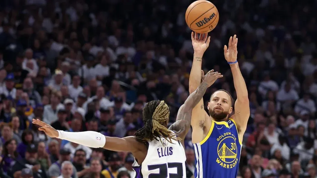 Stephen Curry #30 of the Golden State Warriors shoots over Keon Ellis #23 of the Sacramento Kings in the first quarter during the Play-In Tournament at Golden 1 Center on April 16, 2024 in Sacramento, California. (Photo by Ezra Shaw/Getty Images)
