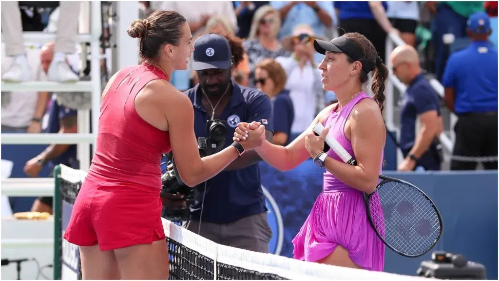 Aryna Sabalenka (left) shakes hands with Jessica Pegula (right) â IMAGO / Icon Sportswire