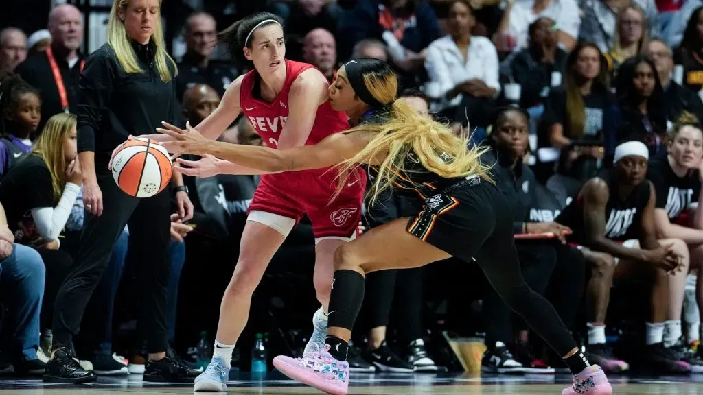 caitlin clark and dijonai carrington