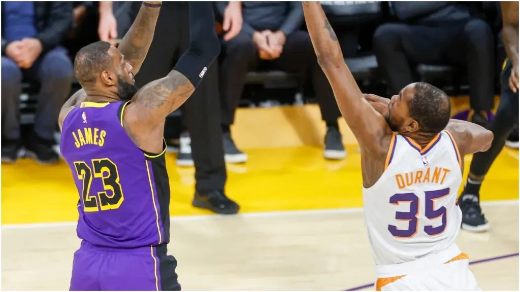 Los Angeles Lakers LeBron James (L) shoots against Phoenix Suns Kevin Durant (R) ā IMAGO / ZUMA Press Wire