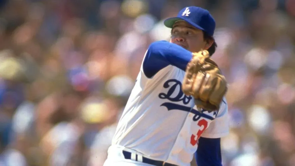 FERNANDO VALENZUELA OF THE LOS ANGELES DODGERS DELIVERS A PITCH AT DODGER STADIUM IN LOS ANGELES, CALIFORNIA. MANDATORY CREDIT: MIKE POWELL/ALLSPORT.