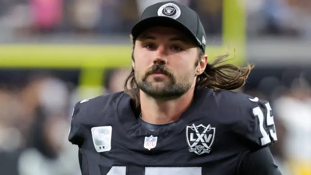 Gardner Minshew #15 of the Las Vegas Raiders leaves the field after the team’s 32-13 loss to the Pittsburgh Steelers at Allegiant Stadium on October 13, 2024. (Source: Ethan Miller/Getty Images)