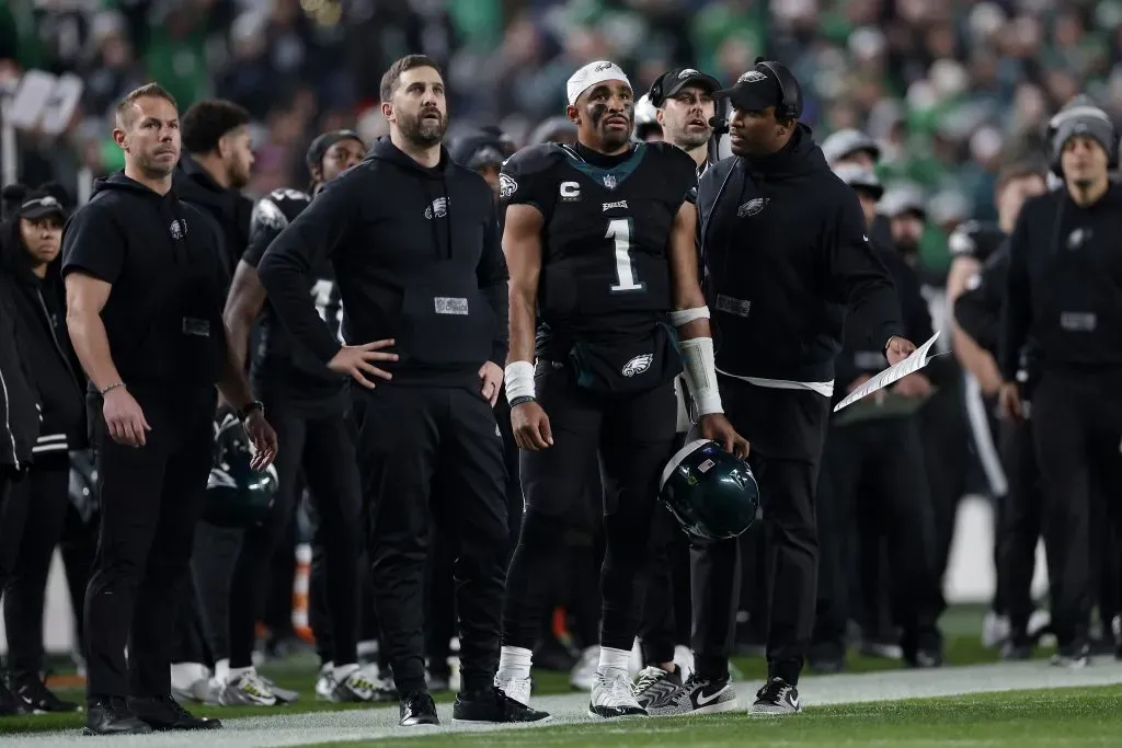 PHILADELPHIA, PENNSYLVANIA – DECEMBER 25: Head coach Nick Sirianni and Jalen Hurts #1 of the Philadelphia Eagles watch a field goal attempt during the second quarter against the New York Giants at Lincoln Financial Field on December 25, 2023 in Philadelphia, Pennsylvania. (Photo by Adam Hunger/Getty Images)