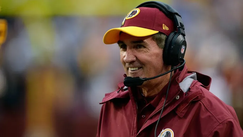 Head coach Mike Shanahan of the Washington Redskins reacts on the sideline after a play in the second half during an NFL game against the Dallas Cowboys at FedExField on December 22, 2013. (Source: Patrick McDermott/Getty Images)