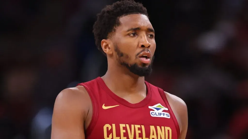 Donovan Mitchell looks up