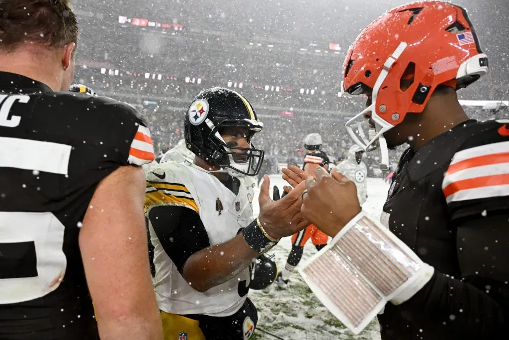 Russell Wilson #3 of the Pittsburgh Steelers shakes hands with Jameis Winston #5 of the Cleveland Browns