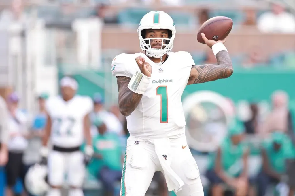 MIAMI GARDENS, FLORIDA – OCTOBER 27: Tua Tagovailoa #1 of the Miami Dolphins looks to pass in the fourth quarter of a game against the Arizona Cardinals at Hard Rock Stadium on October 27, 2024 in Miami Gardens, Florida. (Photo by Carmen Mandato/Getty Images)