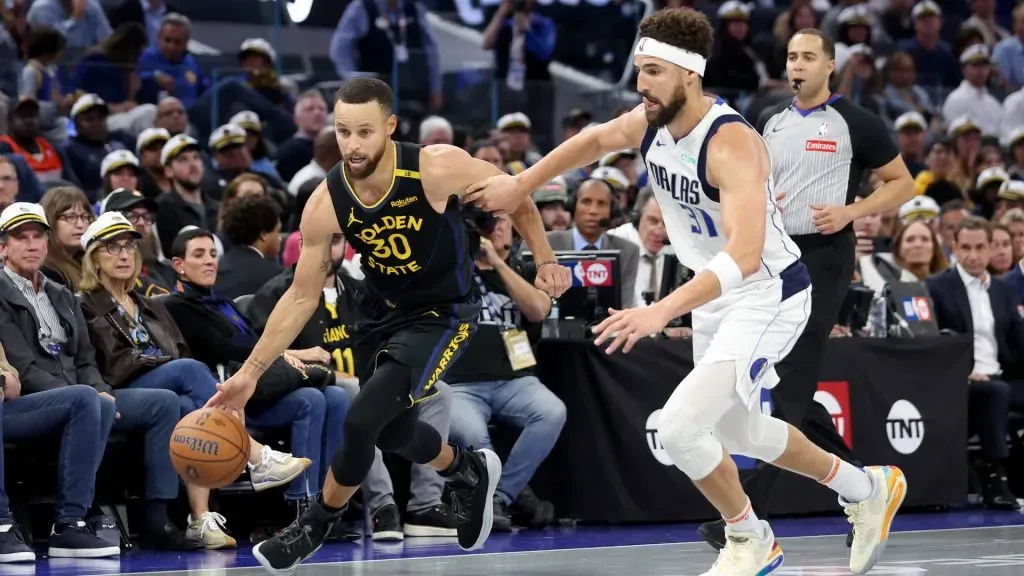 Klay Thompson #31 of the Dallas Mavericks guards former teammate Stephen Curry #30 of the Golden State Warriors at Chase Center. (Ezra Shaw/Getty Images)
