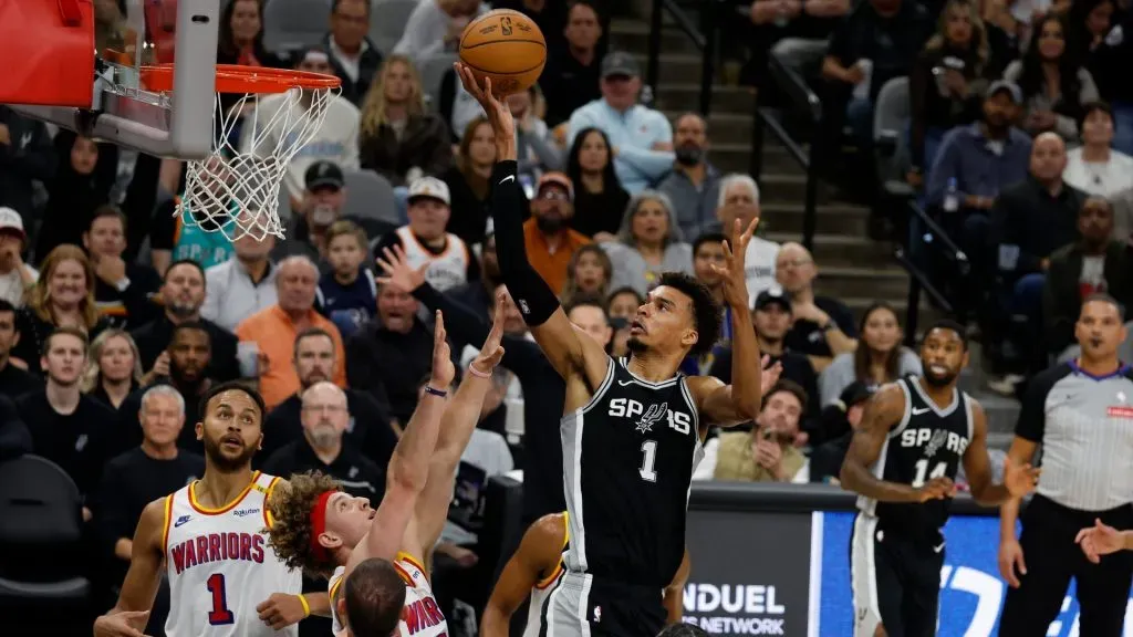 Victor Wembanyama making a throw