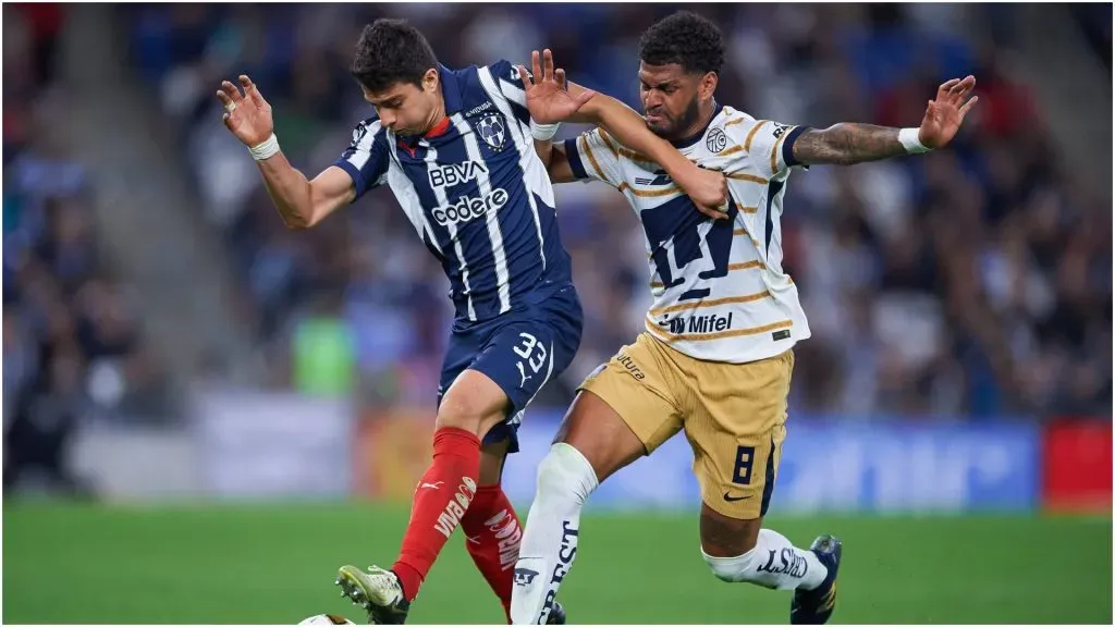 John Stefan Medina (L) of Monterrey fights for the ball with Jose Caicedo (R) of Pumas – IMAGO / Agencia-MexSport
