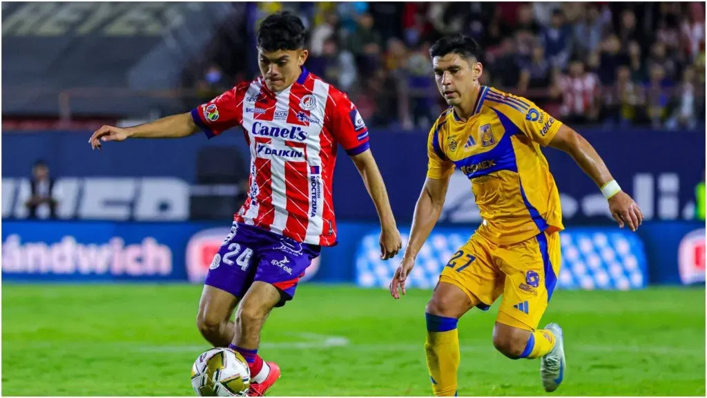 Luis Najera (L) of San Luis fights for the ball with Jesus Angulo (R) of Tigres β IMAGO / Agencia-MexSport