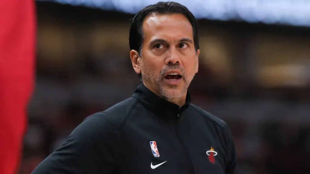 Miami Heat head coach Erik Spoelstra looks on during a NBA, Basketball Herren, USA game between the Miami Heat and the Chicago Bulls on March 18, 2023. (Source: IMAGO / Icon Sportswire)