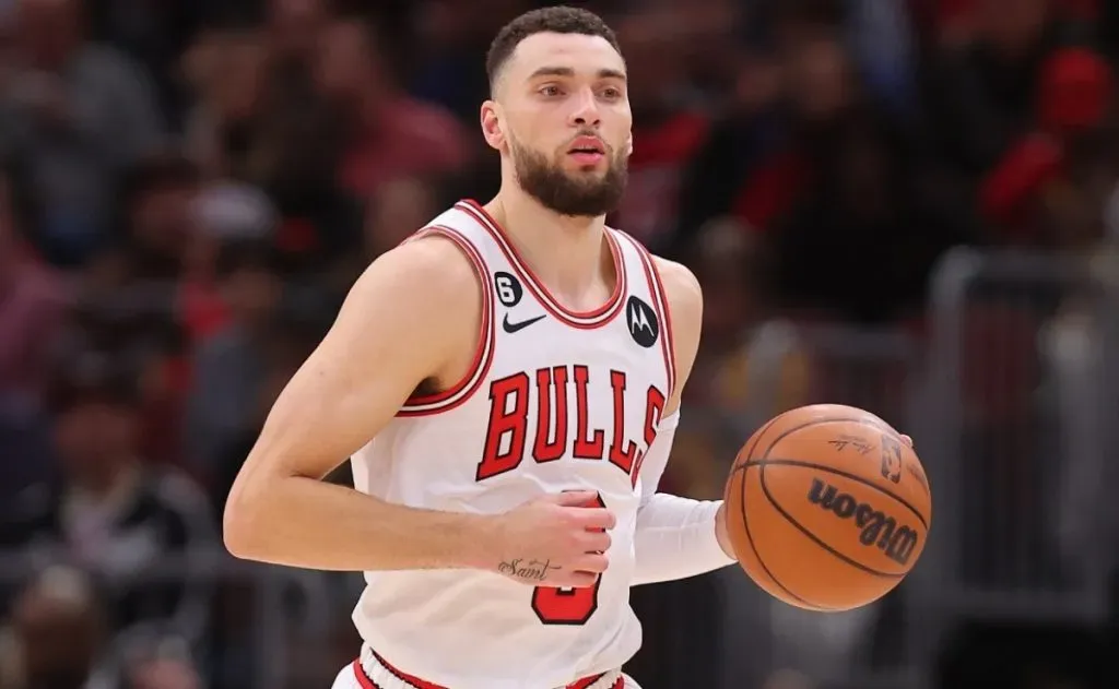 Zach LaVine bouncing the ball