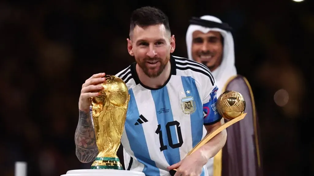 lionel messi with the world cup trophy