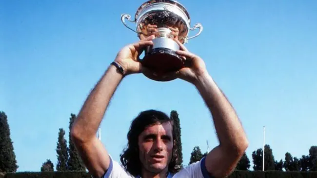 Ilie Nastase lifting the U.S Open trophy in 1973. (via X, @OnlyRogerCanFly)