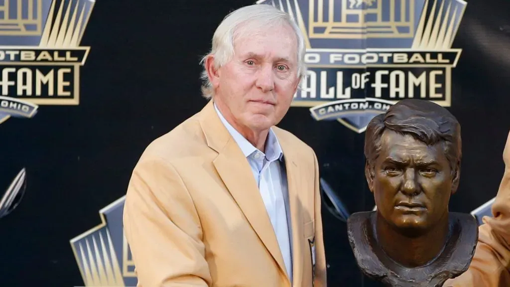 Presenter Fran Tarkenton during the NFL Hall of Fame induction ceremony at Tom Benson Hall of Fame Stadium on August 8, 2015. (Source: Joe Robbins/Getty Images)