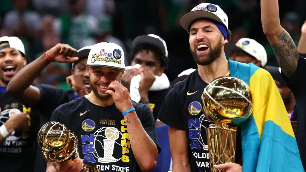 Stephen Curry and Klay Thompson of the Golden State Warriors celebrate with the Larry O’Brien Championship Trophy after defeating the Boston Celtics in Game Six of the 2022 NBA Finals. (Elsa/Getty Images)