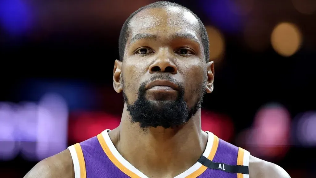 Kevin Durant #35 of the Phoenix Suns looks on during a game against the Philadelphia 76ers at the Wells Fargo Center on January 06, 2025. (Source: Emilee Chinn/Getty Images)