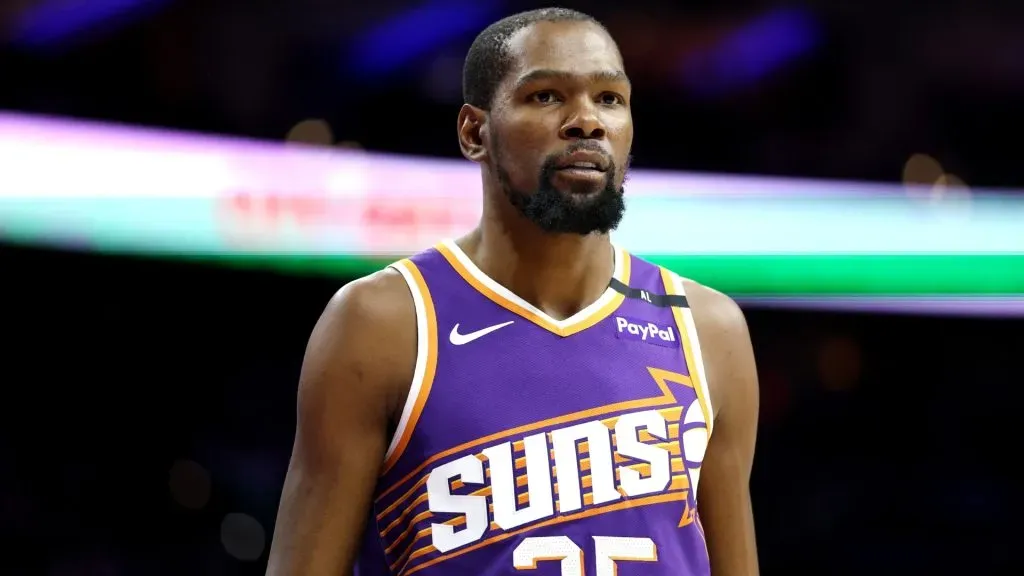 Kevin Durant #35 of the Phoenix Suns looks on during a game against the Philadelphia 76ers at the Wells Fargo Center on January 06, 2025. (Source: Emilee Chinn/Getty Images)