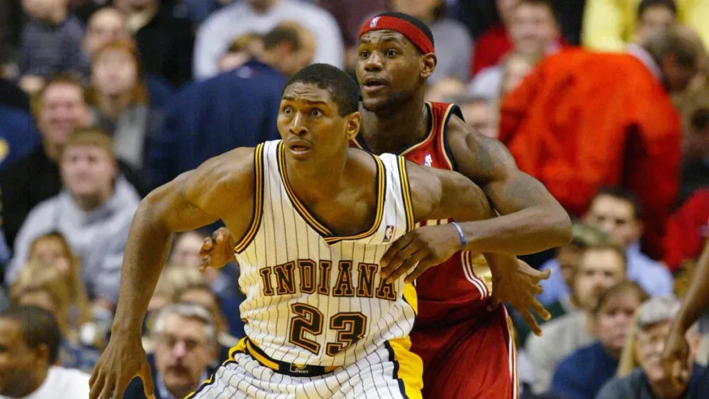 Ron Artest #23 of the Indiana Pacers posts up LeBron James #23 of the Cleveland Cavaliers during James’ first year at the NBA. (Andy Lyons/Getty Images)