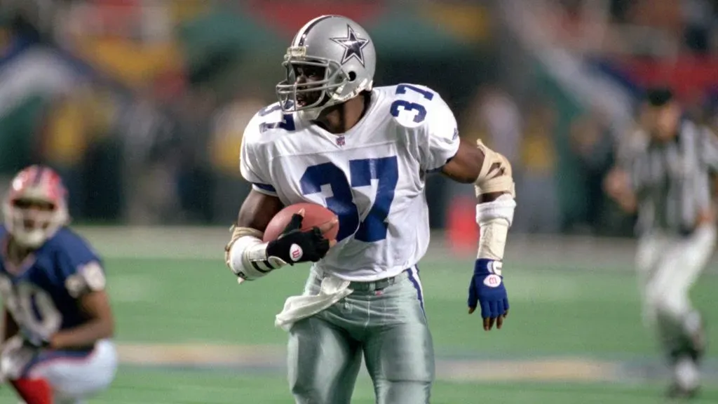 Safety James Washington #37 of the Dallas Cowboys runs the ball back for a touchdown on a fumble by Buffalo Bills running back Thurman Thomas during Super Bowl XXVIII. (Source: George Rose/Getty Images)