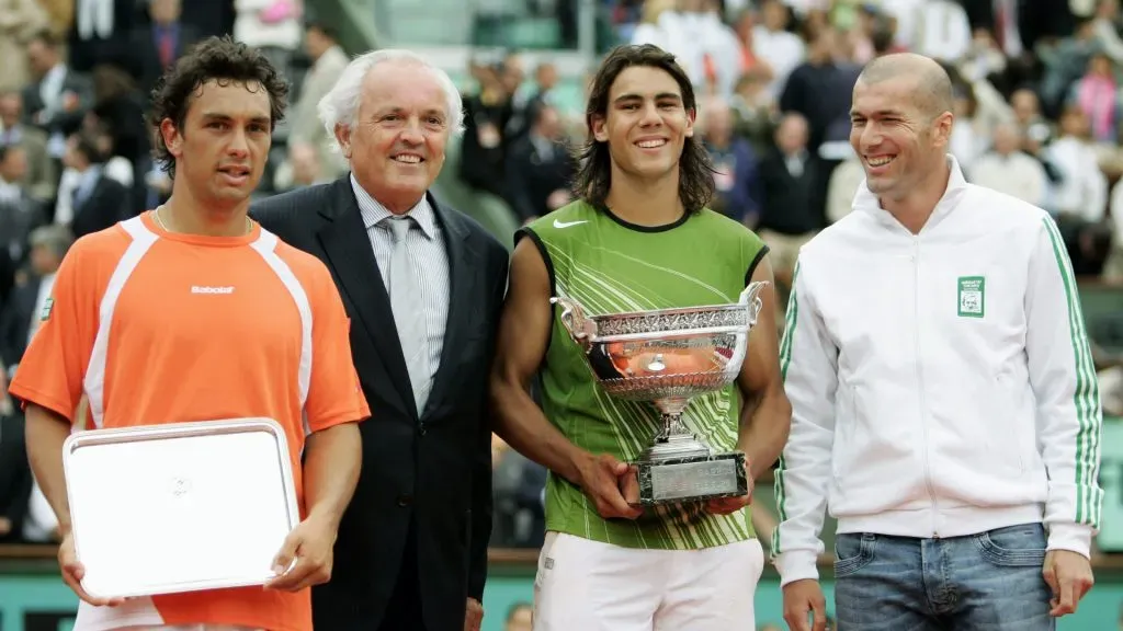 Mariano Puerta (L) at the 2005 Roland Garros trophy ceremony (Clive Mason/Getty Images)